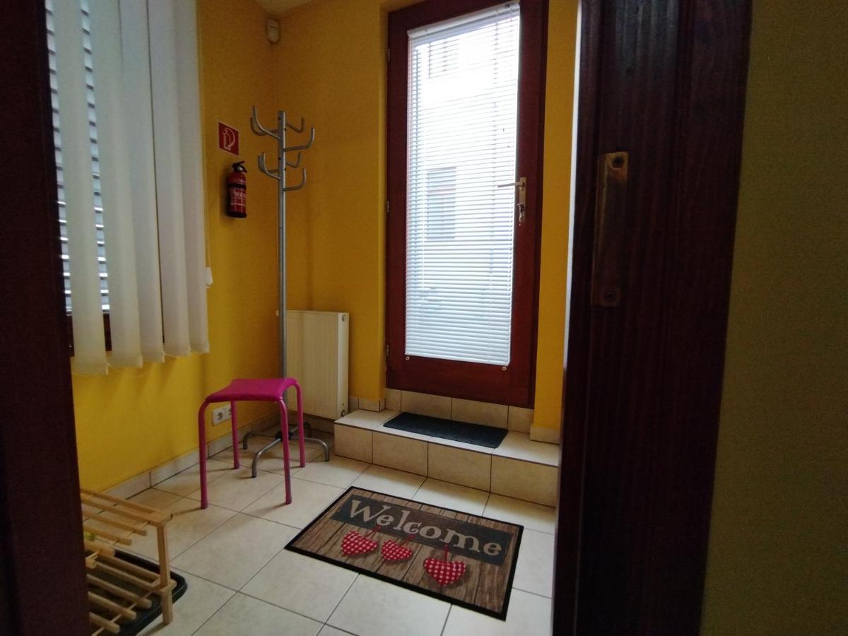 Apartamento Keltaur Studio Apartman With Garage Pécs Exterior foto